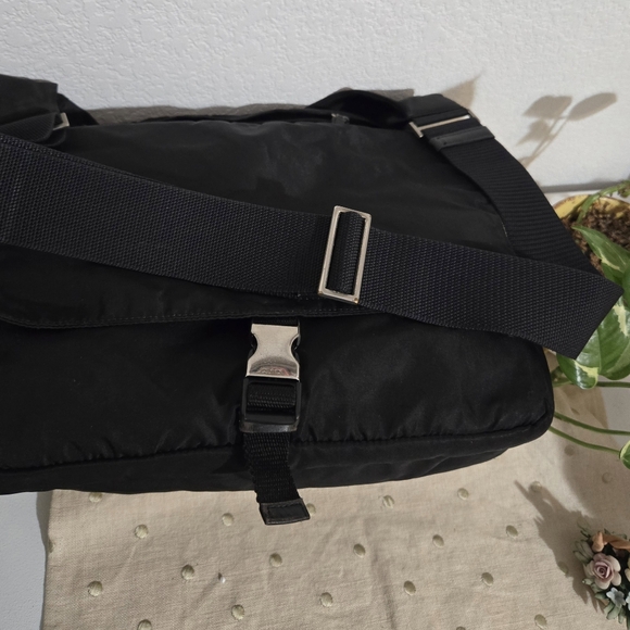 VINTAGE PRADA BLACK TESSUTO NYLON CROSS BODY TRAVEL BAG - Picture 14 of 16